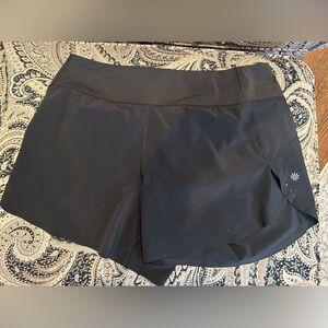 Athleta Run With It 4.5 Shorts black